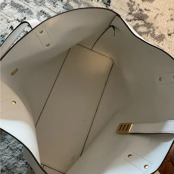 Michael Kors Elegant White Tote Bag - Picture 7 of 11